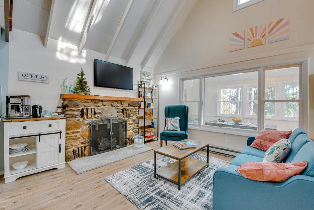 Arrowhead Lake Access Cabin with Resort Amenities